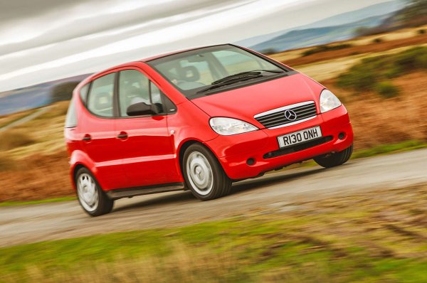 По време на изпитанията миниатюрното първо поколение A-Class MPV се провали на &bdquo;Лосовия тест , преобръщайки се при завиване, за да избегне предмет на пътя. Първоначално Mercedes-Benz отрече това да е сериозен проблем. По-късно изтегли A-Class, спирайки продажбите, докато отстрани проблема. Въпреки че германската марка губи пари от всяка продадена първа версия на модела, не може да не харесаме сега колата.

Неговият елегантен профил, характерна графика на страничните прозорци и приятелско изражение все още се виждат често по убиците.  Неговият наследник беше първокласен, но оригиналът има желаната игривост и привлекателност. Роден за бъдеща класика.